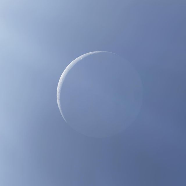 Fotografia mostra Estação Espacial passando pela Lua