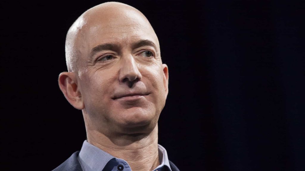 Jeff Bezos fará viagem para o espaço em julho